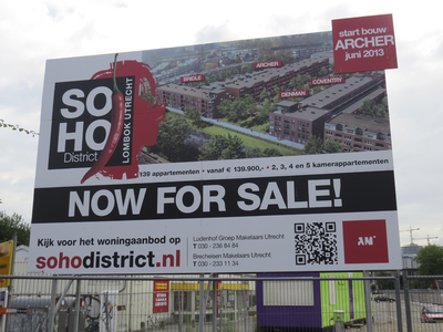 906514 Afbeelding van bouwbord 'SOHO District / NOW FOR SALE' aan de Groeneweg te Utrecht.